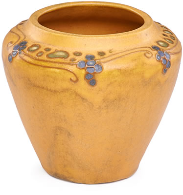 Vase squeezebag-decorated with stylized grapes