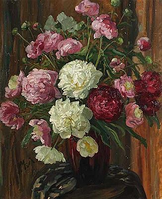 "Üppiger Pfingstrosenstrauß", Bouquet aus verschiedenfarbigen Pfingstrosen in Balustervase auf Tischdecke drapiert, vor schweren Gardinen