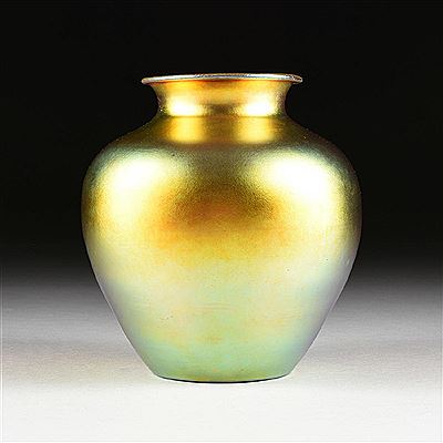 A GOLD AURENE GLASS VASE