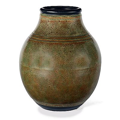 Ase ovoïde en grès, col ourlé, épaulement cannelé, émail vert bronze jaspé de brun, intérieur et bordure du col émaillés noir.