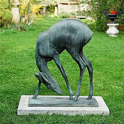 Gartenbronze: Äsendes Reh by Fritz Von Graevenitz - Auction record, sale price, and art valuation. Compare with similar artists and explore comparable artworks.