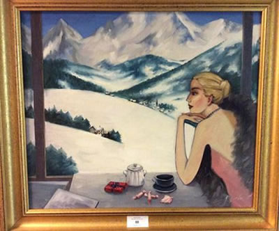 Jeune femme à la terrasse en montagne