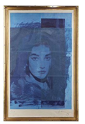 Visage sur fond bleu