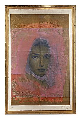 Visage sur fond rouge