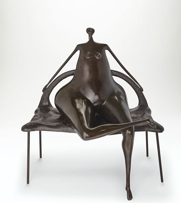 Mujer sentada en sofa