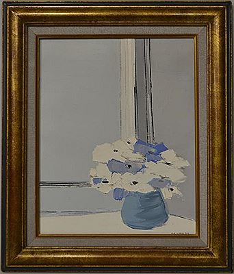 Bouquet d'anémones blanches devant la fenêtre
