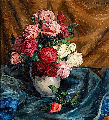Blumenstillleben. Auf blauem Tuch prächtiger Rosenstrauß in weißer Porzellanvase