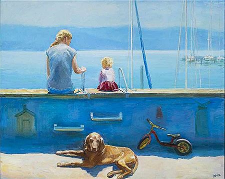 "Blau Tag Lindau 2019". Frau mit Kind auf der Ufermauer sitzend, mit Blick auf Segelhafen und Pfänder