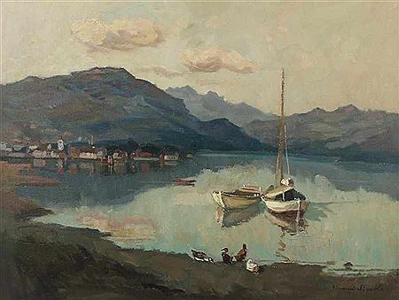 "Bergsee", Boote auf See, im Hintergrund eine Stadt am Ufer und eine Gebirgskette