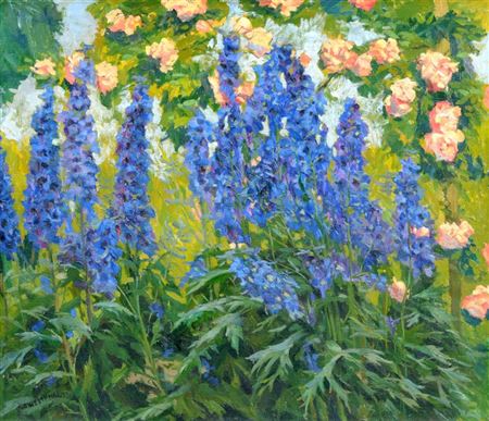 Blauer Rittersporn und Rosen