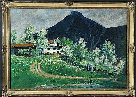 Hof mit blühenden Obstbäumen und Frauen am Gartenzaun vor Berggipfel
