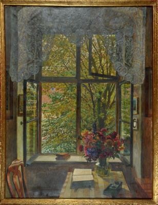 Interieur mit Büchern und Gartenblumenstrauß am offenen Fenster