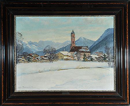 Verschneites Dorf mit Bergpanorama im Hintergrund