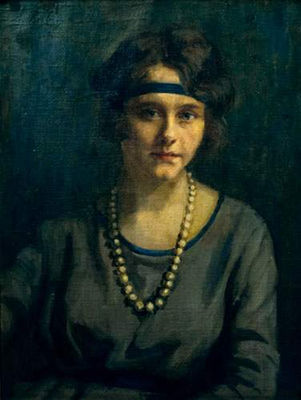 Élégante au collier de perle