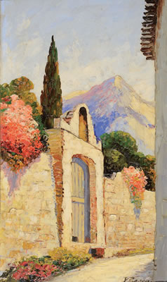 Portail et mur fleuri au pied de la montagne