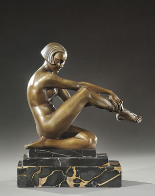 Figurant une jeune femme nue laçant ses sandales.