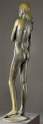 Femme nue debout les bras pliés