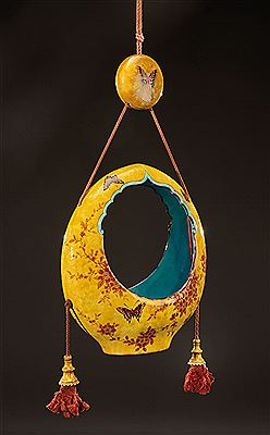 Rare jardinière suspendue en forme de lune en céramique émaillée à décor de fleurs, oiseaux et de papillons rouges nuancés brun sur fond ocre