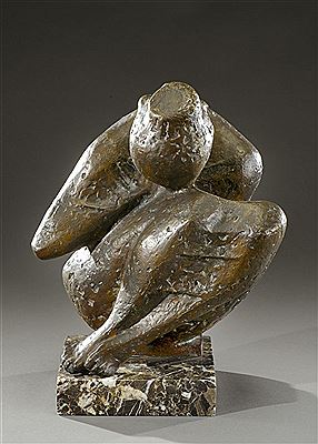 Sculpture en bronze à patine brune figurant une jeune femme nue recroquevillée, reposant sur une base à section carrée en marbre noir veiné blanc et gris