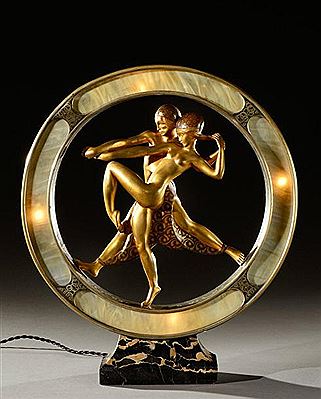 Figurant un couple de danseurs dans un arceau éclairant recouvert de plaques en rhodoïd imitant la nacre et présentant un décor de cercles enchevêtrés