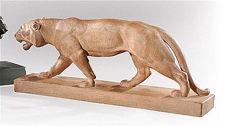 Elle repose sur une base rectangulaire
