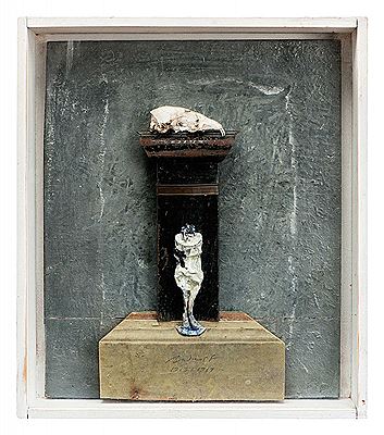 Stele mit Tierschädel