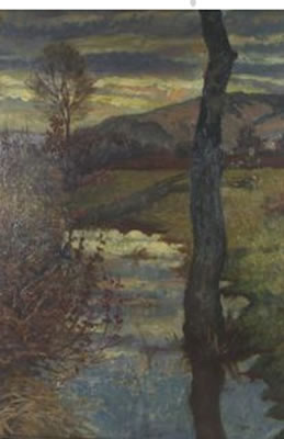 An einem Bach, auf dem sich die letzten hellen Wolken des Tages spiegeln, steht ein dunkler Baum, dessen kahler Stamm bis hinauf in die gefärbten Wolken des Abendhimmels reicht, im Hintergrund sumpfige Wiesen und sanfte Hügel. Gelungener herbstlicher Eind