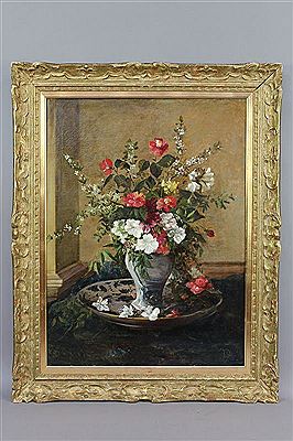 Bouquet de fleurs dans un vase en faïence