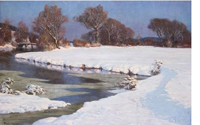Verschneite schlesische Flußlandschaft mit Brücke