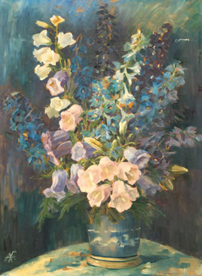 Strauß mit Rittersporn und Campanula