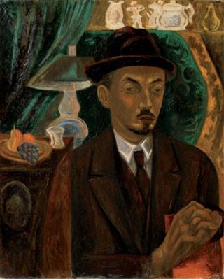 Homme assis dans un intérieur.
