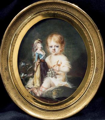 Portrait d'une petite fille en robe de voile blanc assise dans un jardin