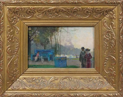 Promeneurs aux pieds de la Tour Eiffel