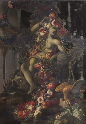 Fontana con scultura femminile ornata da ghirlanda di fiori