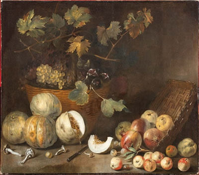 Meloni, melograni, pesche,funghi e uva in un cesto di vimini su un piano AND Anguria, melograni, zucche, uva e altri frutti su un piano