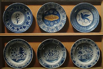 A trompe l'oeil of six delft plates