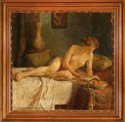 Naken woman on a settee