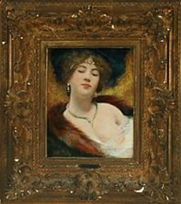 Woman with a black hat and snake necklace