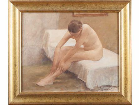 Femme nue assise sur un lit.