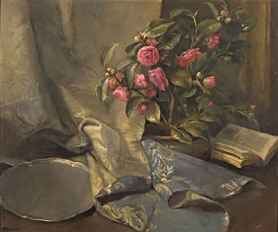 Natura morta di tenda, vaso di rose, piatto e libro