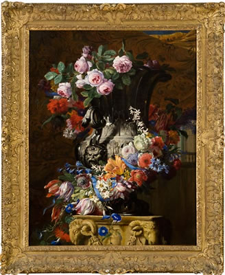 VASO SBALZATO CON GHIRLANDA DI FIORI SU BASAMENTO SCOLPITO