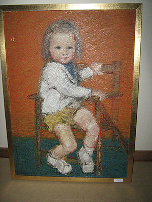 Enfant sur une chaise