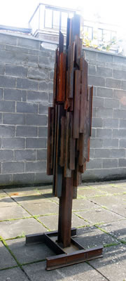 'Mendiant'. Abstracte sculptuur in gesoldeerd ijzer by Thierry Gonnin - Auction record, sale price, and art valuation. Compare with similar artists and explore comparable artworks.