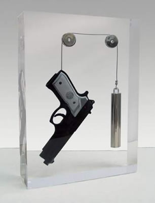 REVOLVER NOIR ET GRIS SUSPENDU