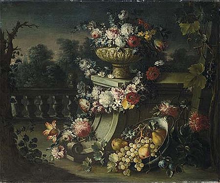 Vaso con fiori, una ghirlanda di fiori e un bacile con pere ed uva, in un giardino all'italiana