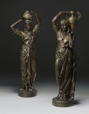 Torchères femme indienne portant un vase sur épaul gauche; femme indienne portant un vase sur la tête