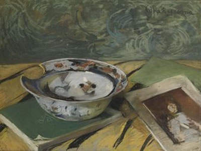 Japans scheerbekken: books, and a shaving dish on a table