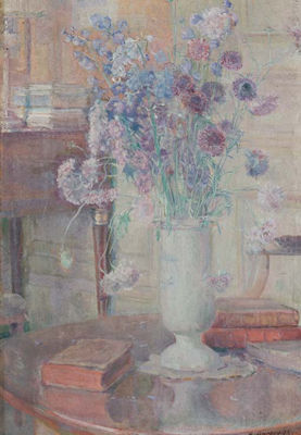Vase de fleurs et livres sur une table ronde