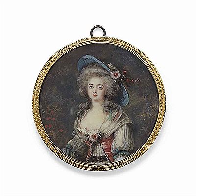 Portrait d'une jeune femme en guimpe rouge, portant un large chapeau doublé de soie bleue, devant un fond boisé et fleuri
