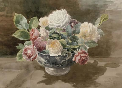 Summer bloom of roses in a bowl